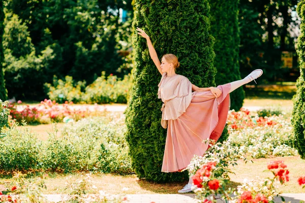 Jovem Dançarina Balé Graciosa Vestido Teatral Posando Parque Ensolarado — Fotografia de Stock