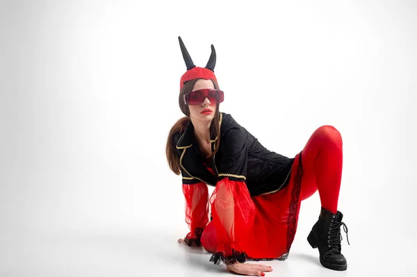 Sexy Brünettes Mädchen Roten Strumpfhosen Maskenkostüm Futuristischer Brille Und Teufelshörnern — Stockfoto