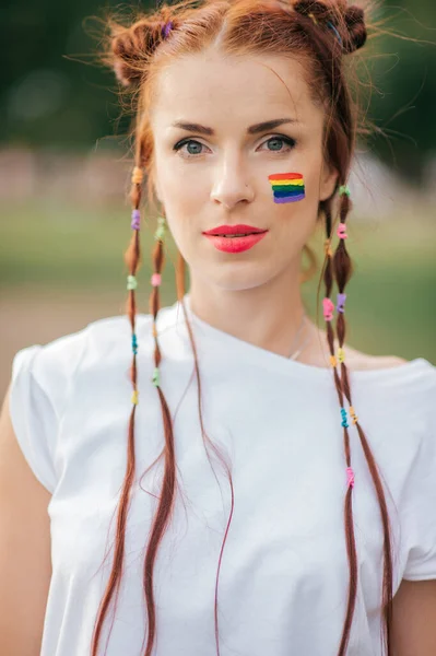 Rousse Cheveux Fille Avec Lgbt Gay Fierté Drapeau Sur Son — Photo