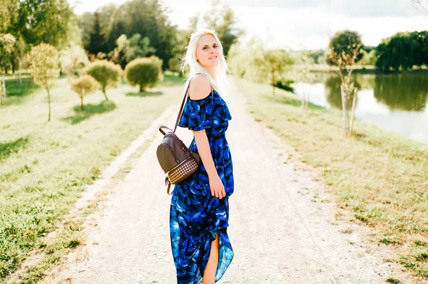 Piękna Blondynka Pozowanie Łonie Natury Niebieskiej Sukience — Zdjęcie stockowe