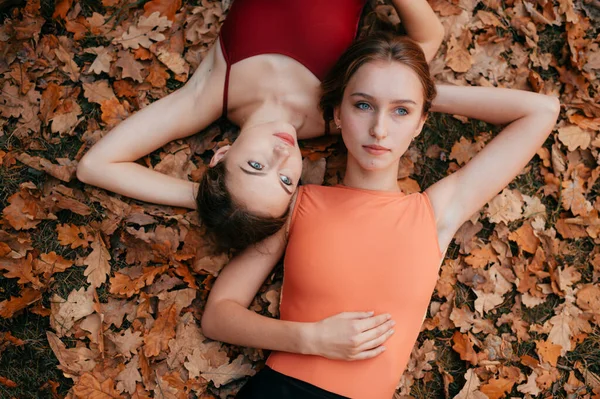 Duas Meninas Deitadas Nas Folhas Outono — Fotografia de Stock