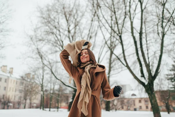 Emotional Glückliches Junges Mädchen Das Einem Wintertag Mit Ihrem Schal — Stockfoto