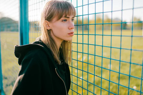 Porträt Einer Schönen Kaukasischen Mädchen Mit Kurzen Blonden Haaren Schlug — Stockfoto