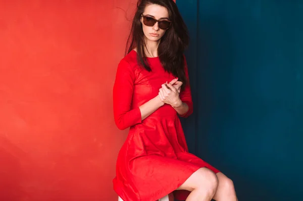 Hermosa Chica Moda Con Pelo Largo Oscuro Aspecto Español Gafas — Foto de Stock