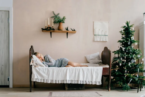 Ung Vacker Flicka Sover Sängen Med Leksak Som Barn Rum — Stockfoto