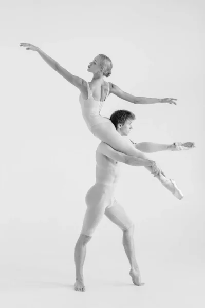 Jovem Casal Bailarinos Modernos Posando Sobre Fundo Estúdio Branco — Fotografia de Stock