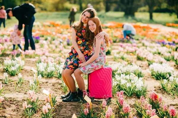 Две Юные Сестры Сидят Большом Цветочном Саду Вместе — стоковое фото