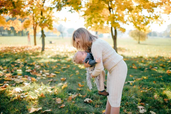 Šťastná Matka Baví Svým Dítětem Venku Podzimním Parku — Stock fotografie