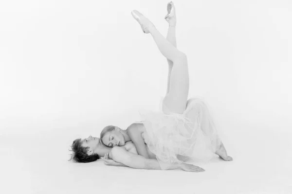Jeune Couple Danseurs Ballet Moderne Posant Sur Fond Studio Blanc — Photo