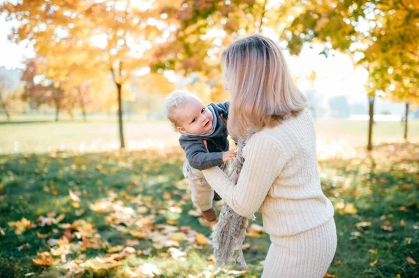 Feliz Madre Divirtiéndose Con Bebé Aire Libre Parque Otoño — Foto de Stock