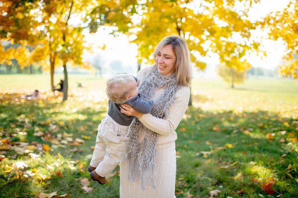 Lycklig Mamma Har Kul Med Sitt Barn Utomhus Höstparken — Stockfoto