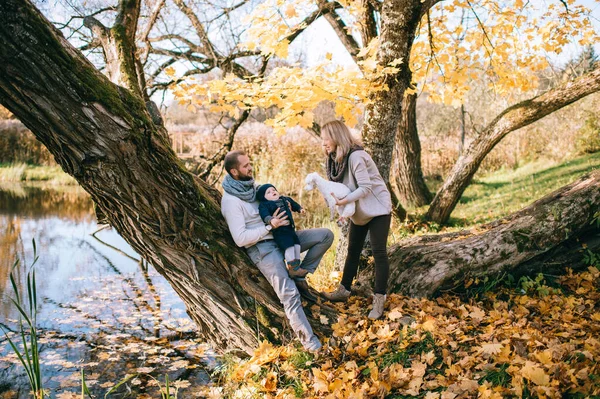 Glad Familj Par Med Sin Son Och Liten Valp Höstparken — Stockfoto