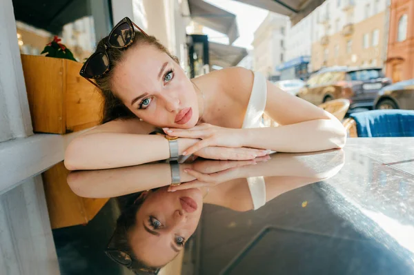 Giovane Donna Glamour Sexy Seduta Nel Caffè Strada — Foto Stock