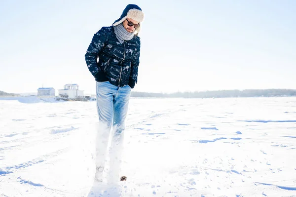 Sognando Uomo Elegante Occhiali Sole Posa Nel Campo Neve — Foto Stock