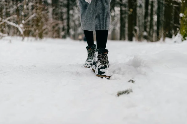 Oříznuté Ženy Nohy Botách Chůze Sněžném Lese — Stock fotografie