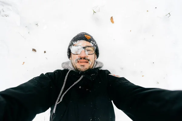雪の眼鏡の中の面白い男の肖像画自分撮り — ストック写真