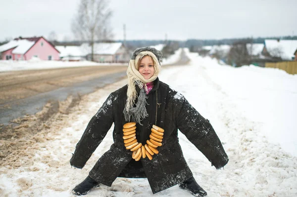 Porträtt Rolig Och Humoristisk Flicka Överdimensionerad Sliten Jacka Bär Bagels — Stockfoto