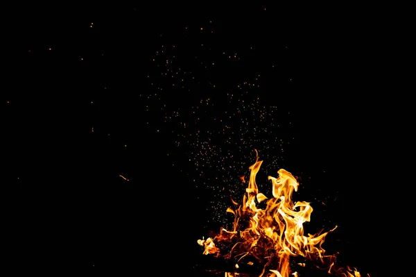 用火堆 火焰和烟雾焚烧森林 在黑色背景上奇怪古怪古怪的元素火热的人物 煤和灰 抽象形状在夜间 野外自然篝火 元素的强度 — 图库照片