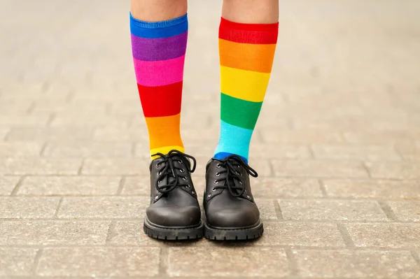 Piernas Femeninas Calcetines Arco Iris Lgbt Con Botas Masculinas — Foto de Stock