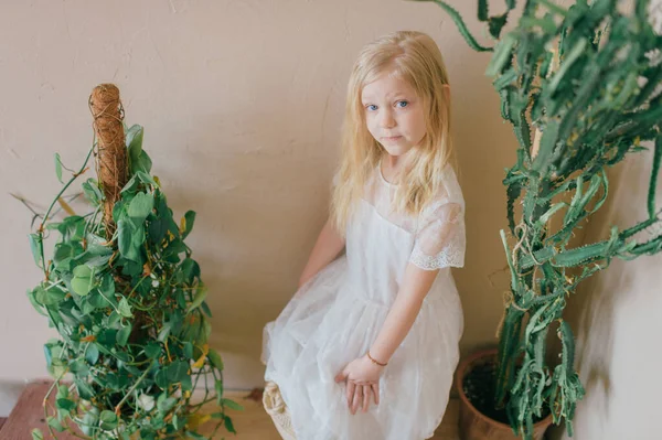 Mooie Kleine Blonde Langharige Meisje Witte Jurk Staande Klei Pot — Stockfoto