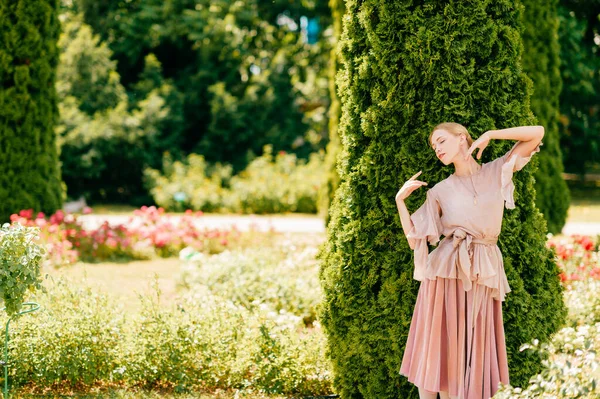 Jovem Dançarina Balé Graciosa Vestido Teatral Posando Parque Ensolarado — Fotografia de Stock