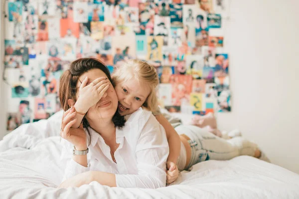 Lifestyle Soft Focus Portrait Happy Mom Hugs Her Adorable Daughter — Stock Photo, Image