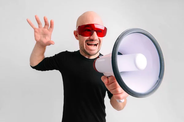 Hombre Calvo Con Gafas Sol Rojas Gritando Altavoz Sobre Fondo — Foto de Stock