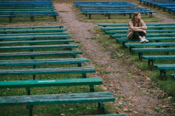 Θλιβερό Καταθλιπτικό Κορίτσι Που Κάθεται Μόνη Στο Παγκάκι Πολλά Παγκάκια — Φωτογραφία Αρχείου