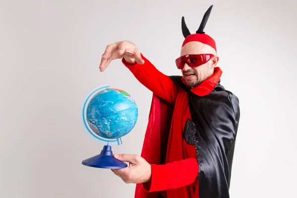 Hombre Diabólico Con Globo Sus Manos Aislado Blanco — Foto de Stock