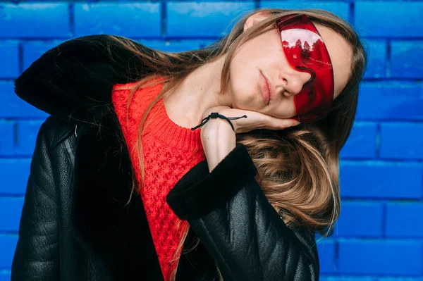 Portrait Mode Jeune Femme Brune Aux Cheveux Longs Vêtue Manteau — Photo