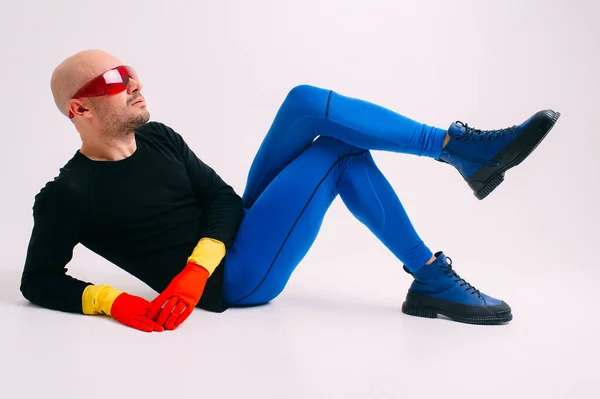 Vreemde Man Rood Geel Rubber Handschoenen Futuristische Bril Indigo Kleur — Stockfoto