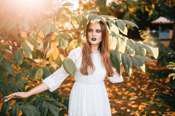 Krásná Dívka Gotickou Make Legrační Výraz Obličeje Pózovat Letním Parku — Stock fotografie
