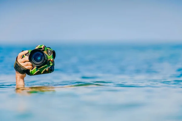 Tuffatore Maschio Nuotare Sott Acqua Mantenere Macchina Fotografica Professionale Asciutta — Foto Stock