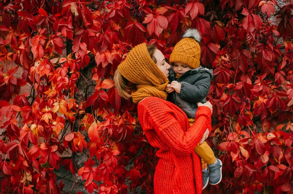 Mladá Krásná Běloška Matka Teplé Bílé Bundě Černé Kalhoty Šedé — Stock fotografie