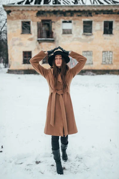 Menina Elegante Nova Casaco Marrom Chapéu Preto Posando Livre Inverno — Fotografia de Stock