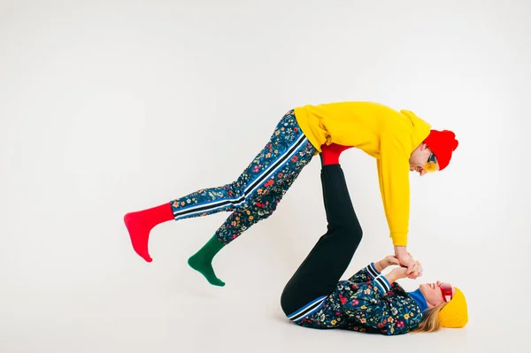 Couple Élégant Homme Femme Vêtements Colorés Posant Sur Fond Blanc — Photo