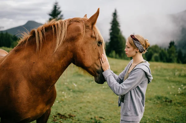 Jovem Menina Bonita Abraçando Cavalo Natureza — Fotografia de Stock