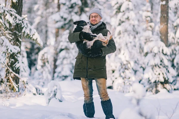 Glücklicher Mann Mit Lieblichem Hund Der Hand Verschneiten Wald Lächelnder — Stockfoto