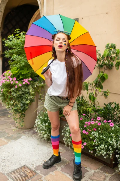 Dziewczyna Moda Igbt Malarstwo Tęczy Twarzy Noszenie Akcesoriów Unisex Pozowanie — Zdjęcie stockowe