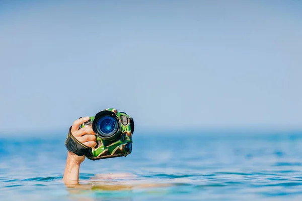 Samiec Nurka Pływa Pod Wodą Utrzymuje Suchą Bezpieczną Profesjonalną Fotokamerę — Zdjęcie stockowe