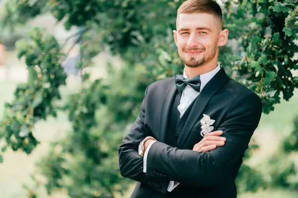 Lifestyle Portrait Happy Groom Posing Camera Outdoor Nature Oak Tree — Stock Photo, Image