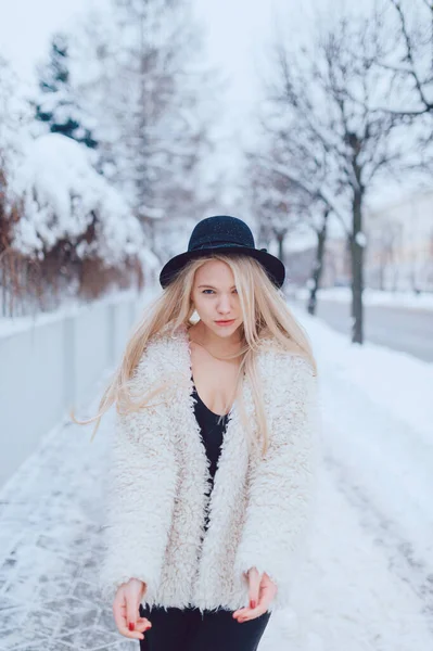 Стильна Красива Блондинка Пальто Капелюсі Позує Біля Паркану Вулиці — стокове фото