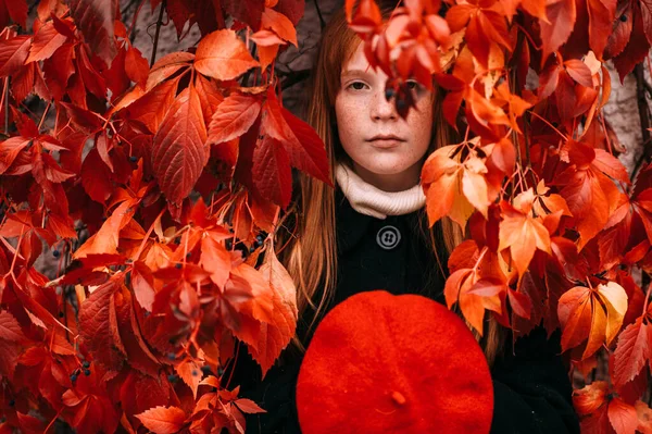 Smutne Trudne Piegi Dziewczyna Patrząc Przez Jesienny Bluszcz Liście Czerwonym — Zdjęcie stockowe