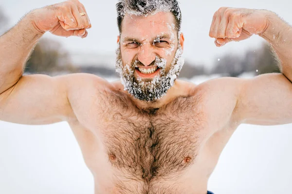 Δυνατός Επιθετικός Βάρβαρος Γυμνός Άντρας Παγωμένη Γενειάδα Που Δείχνει Μύες — Φωτογραφία Αρχείου
