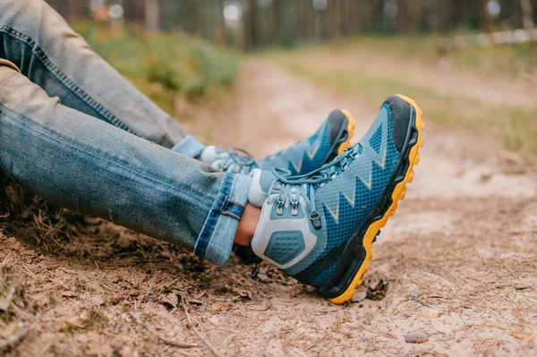Pernas Masculinas Usando Sapatos Esportivos Mens Pernas Botas Trekking Para — Fotografia de Stock