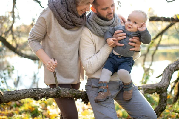 Glad Familj Par Med Sitt Lilla Barn Höstparken Solig Dag — Stockfoto