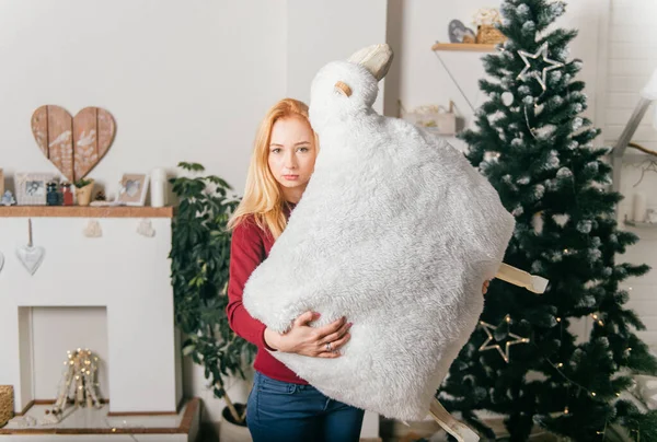 Divertida Hembra Posando Estudio Interior Navidad Con Ovejas Decorativas Sus —  Fotos de Stock
