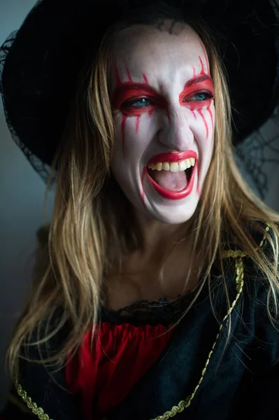 Probablemente Mujer Con Pelo Rubio Como Una Bruja Con Maquillaje —  Fotos de Stock