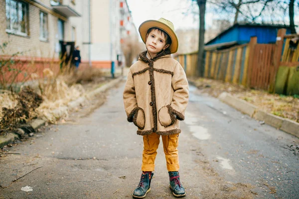 Mały Piękny Chłopiec Poszedł Spacer Jesiennych Ubraniach Zewnątrz — Zdjęcie stockowe