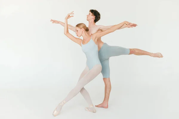 Dois Bailarinos Modernos Atléticos Estão Posando Contra Fundo Estúdio Branco — Fotografia de Stock